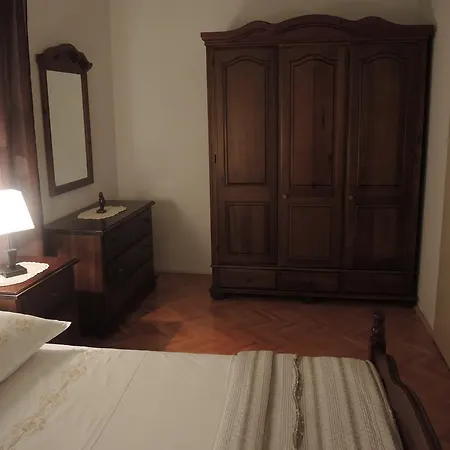 Apartment In Centre For 7