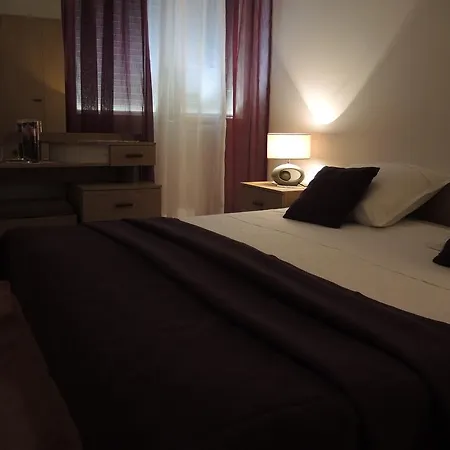 Apartment In Centre For 7 *