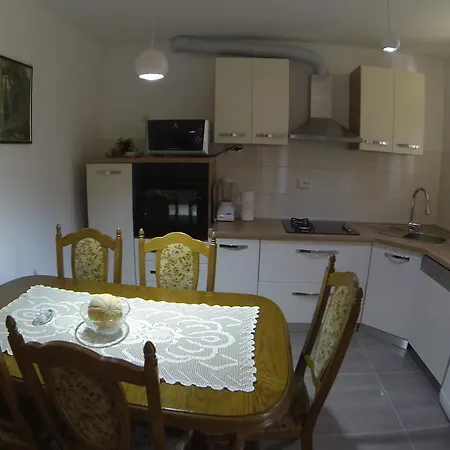 Διαμέρισμα In Centre For 7 *